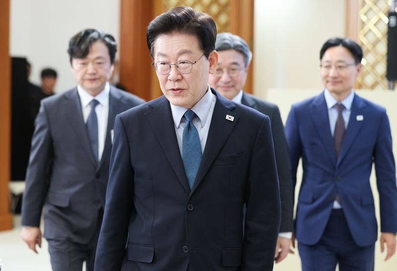 이재명 대통령이 지난 28일 청와대에서 열린 국민생명안전위원회 제2차 전체회의에 입장하고 있다. 뉴스1