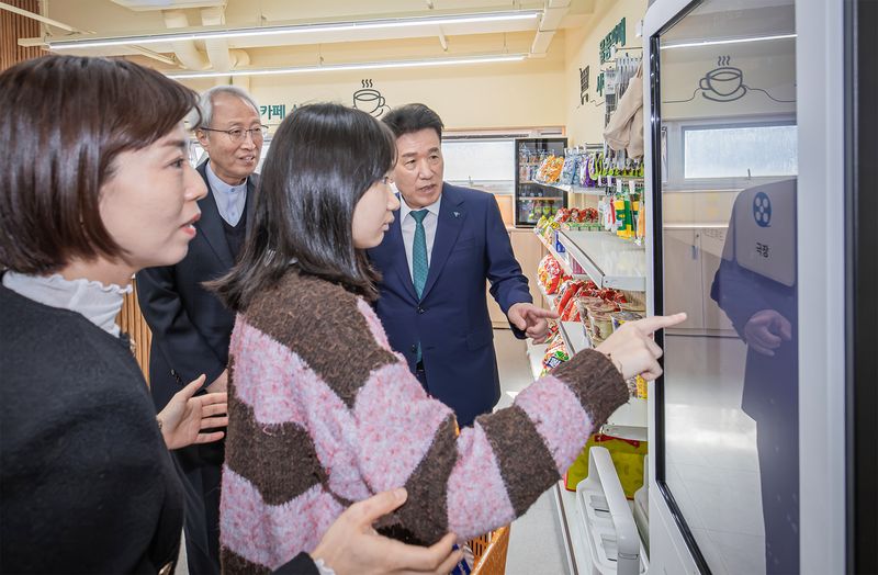 함영주 하나금융그룹 회장(오른쪽)이 지난 27일 서울 강남구 소재 밀알학교에서 발달장애 학생들의 진로탐색과 직업체험을 위한 '디지털 진로탐색 교실' 개소식을 개최하고, '디지털 진로탐색 교실'에서 발달장애 학생의 키오스크 활용 직업체험을 참관하고 있다. 하나금융그룹 제공