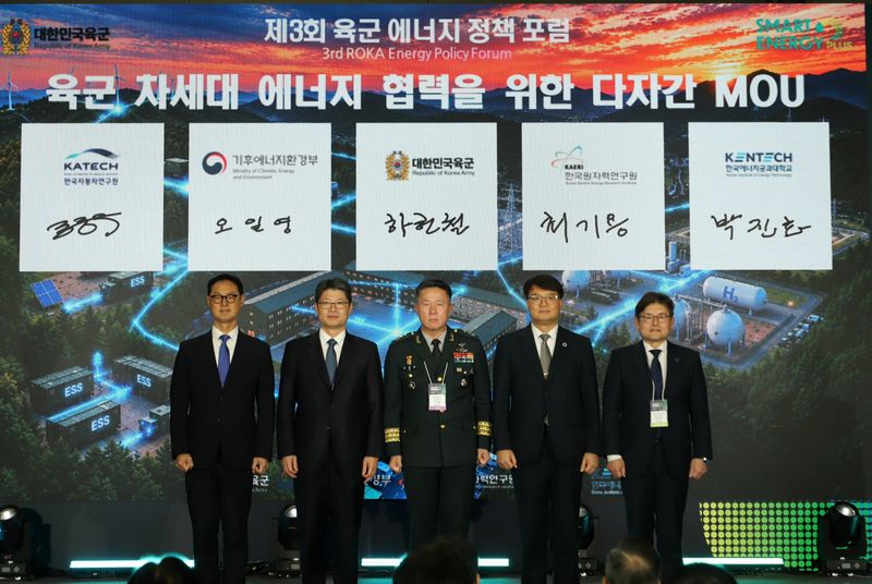 28일 개최된 제3회 육군 에너지포럼에서 육군본부·기후에너지환경부·한국원자력연구원·한국자동차연구원·한국에너지공과대학교가 다자간 업무협약을 맺고 기념사진을 촬영하고 있다. (좌측부터 한국자동차연구원 진종욱 원장, 기후에너지환경부 오일영 기후에너지정책실장, 육군 군수참모부장 하헌철 소장, 한국원자력연구원 최기용 부원장, 한국에너지공과대학교 박진호 총장 직무대행). 육군 제공