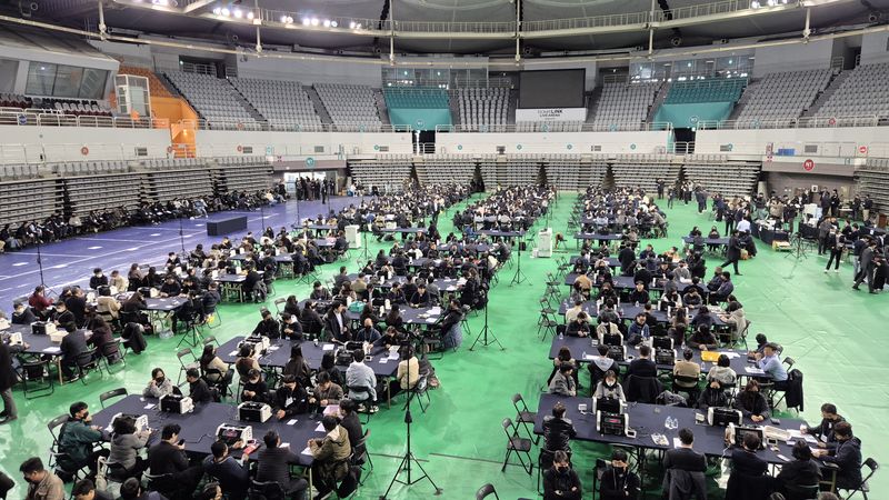 이태한 선거관리위원회 특별검사팀이 28일 서울 송파구 올림픽공원 핸드볼경기장에서 6·3 지방선거 당시 투표용지에 대한 임의검증 절차를 밟았다. 이날 오전 경기장 검증 현장. 사진=최은솔 기자