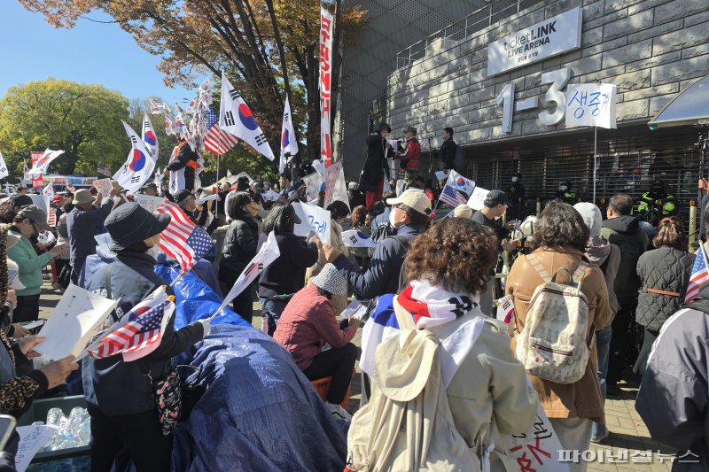 [르포] 태극기 흔들며 "생중계"…선관위 특검 검증에 '올공 시위대' 결집