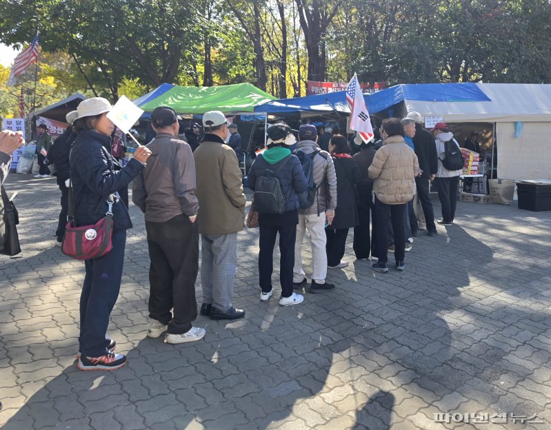 [르포] 태극기 흔들며 "생중계"…선관위 특검 검증에 '올공 시위대' 결집