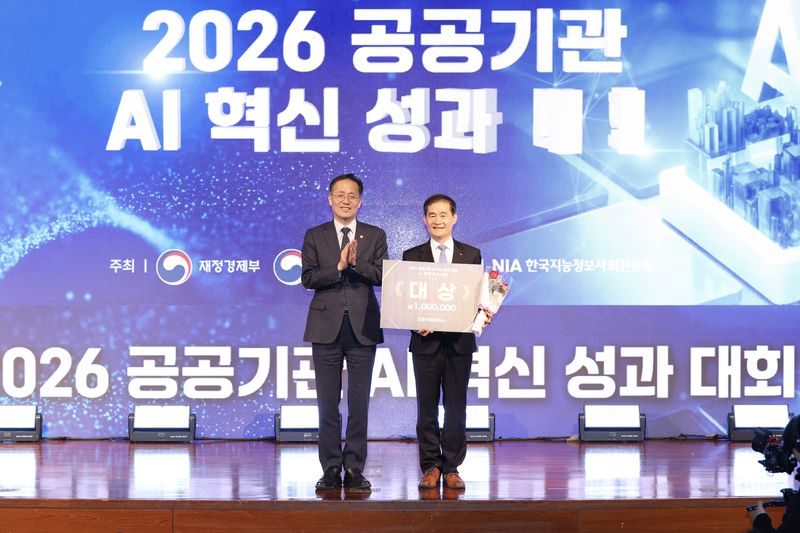 김범호 인천국제공항공사 사장직무대행(오른쪽)이 28일 - 서울시 마포구 누리꿈스퀘어에서 재정경제부, 과학기술정보통신부 주최로 열린 ‘2026년 공공기관 AI 혁신 챌린지’에서 'AI 활용 우수사례' 부문 대상을 수상한 뒤 이형일 경제부총리 겸 재정경제부 장관과 기념촬영을 하고 있다. 인천국제공항공사 제공