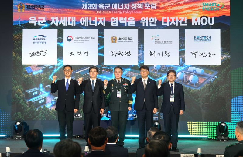 한국자동차연구원이 28일 서울 코엑스에서 열린 '제3회 육군 에너지 정책포럼'에서 '육군 차세대 에너지 정책 발전을 위한 상호협력 및 지원 업무협약(MOU)'를 체결했다. 진종욱 한국자동차연구원장, 오일영 기후에너지환경부 정책실장, 하헌철 육군본부 군수참모부장, 최기용 한국원자력연구원 부원장, 박진호 한국에너지공과대학교 총장 직무대행이 MOU 체결 뒤 기념촬영을 하고 있다. 한국자동차연구원 제공