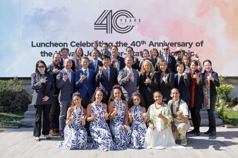 제주와 미국 하와이주 자매결연 40주년을 기념해 열린 오찬 행사에서 양 지역 주요 인사들과 하와이 문화공연단이 기념촬영을 하고 있다. 사진=제주특별자치도