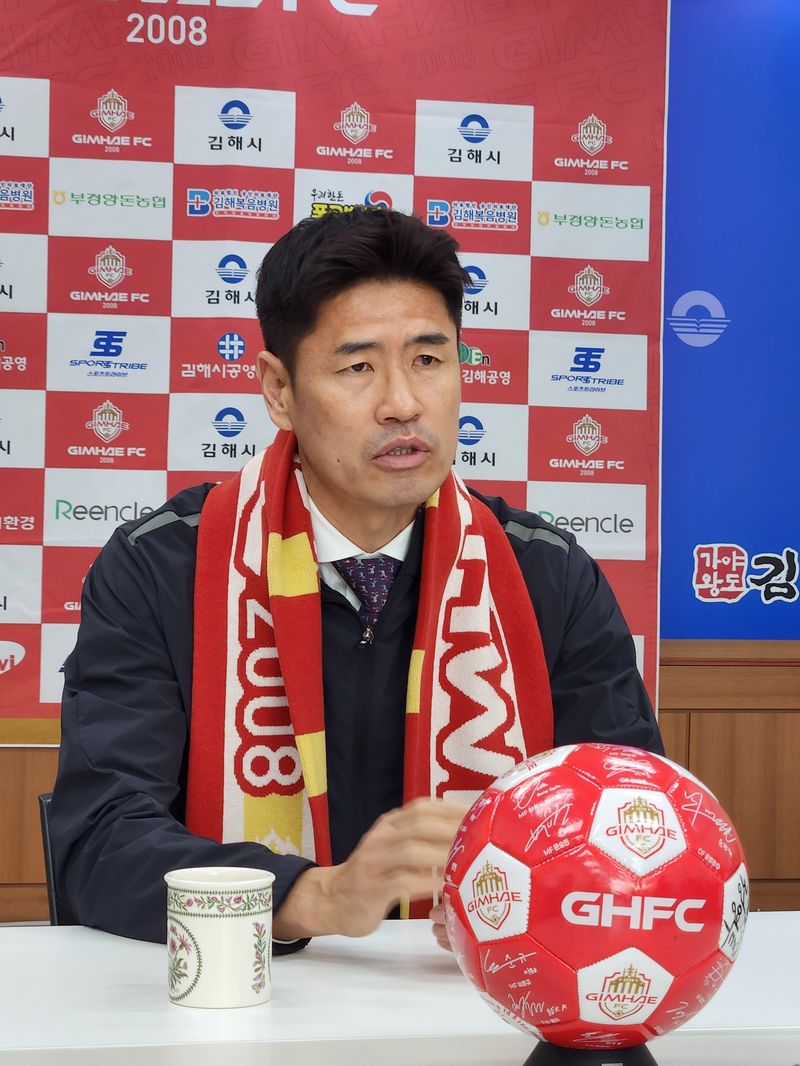 김해 FC 감독으로 선임된 설기현 감독이 28일 시청 프레스센터를 찾아 질의응답을 진행하고 있다. (독자 제공. 재판매 및 DB 금지)