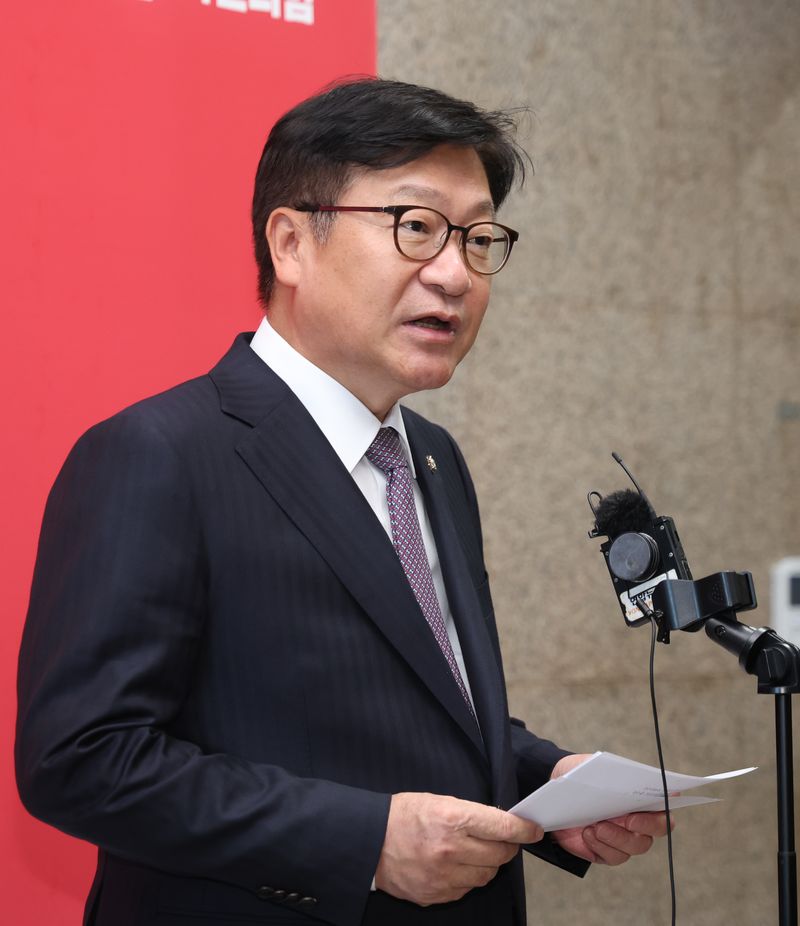 [서울=뉴시스] 김근수 기자 = 정점식 국민의힘 원내대표가 27일 오후 서울 여의도 국회에서 더불어민주당의 의원총회 내용 중 조희대 대법원장 탄핵 관련 내용을 규탄하는 기자회견을 하고 있다. 2026.10.27. ks@newsis.com