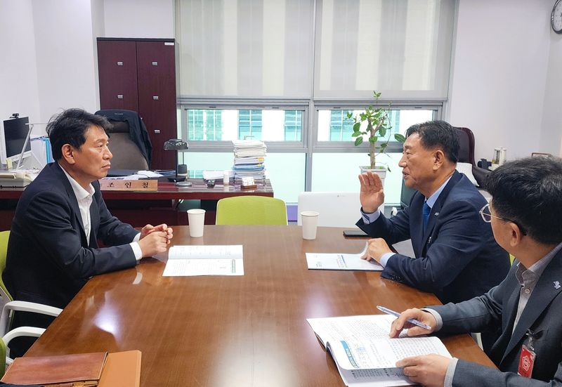 장성군이 군의 미래를 바꿀 핵심 사업에 대한 국비 확보를 위해 총력을 쏟고 있다. 사진은 김한종 군수(오른쪽)가 28일 국회에서 예산결산특별위원회 소속 조인철 의원(왼쪽)을 만나 현안 사업 국비 지원을 건의하고 있는 모습. 장성군 제공