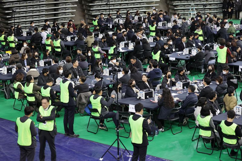 특검, 투표상자 개봉해 '247만장 육안 검증'…현장서 실랑이도