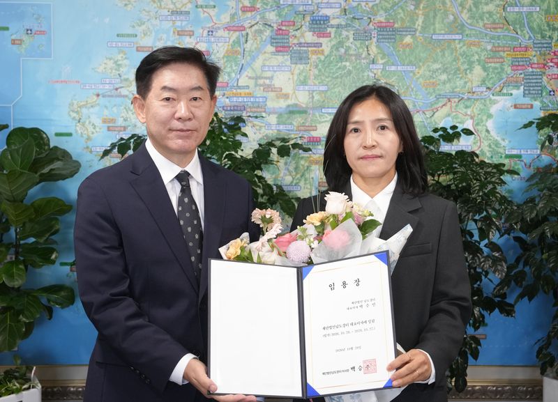 재단법인 남도장터 이사장을 맡고 있는 백승주 전남광주통합특별시(광주특별시) 균형발전부시장이 28일 박수인 제2대 남도장터 대표이사에게 임용장을 수여한 뒤 기념촬영을 하고 있다. 광주특별시 제공