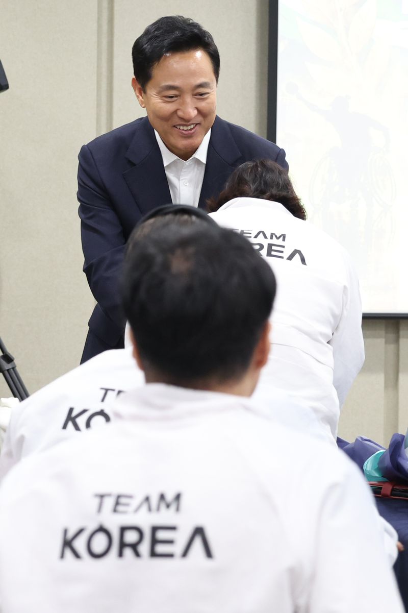 오세훈 서울시장이 28일 서울시청 간담회장에서 2026 아시안패러게임 출전선수들과 인사하고 있다. 연합뉴스
