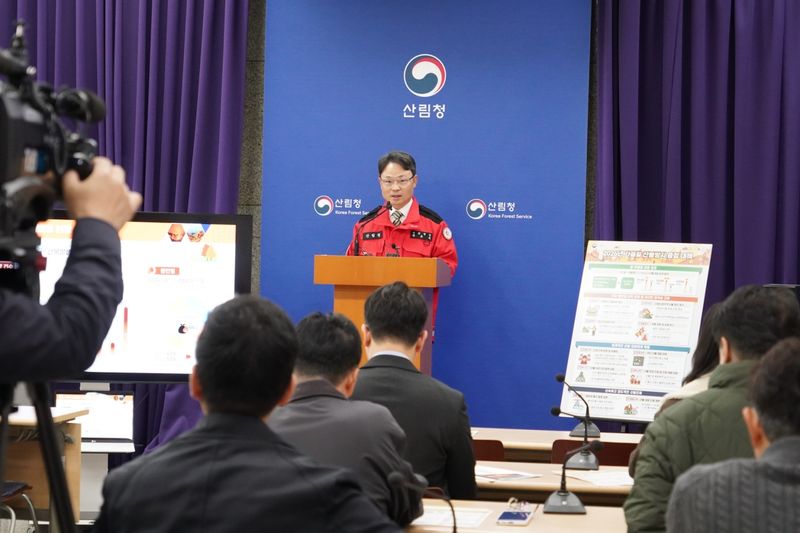 박은식 산림청장이 28일 정부대전청사에서 '2026년 가을철 산불방지대책' 브리핑을 하고 있다. 산림청 제공