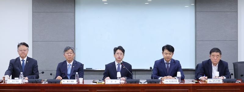 홍지선 국토교통부 장관(가운데)이 28일 국회 의원회관에서 열린 국토교통부 당정협의에서 발언하고 있다. 뉴스1