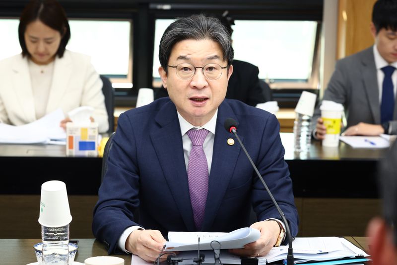 이억원 금융위원장이 28일 서울 강남구 캠코양재타워에서 열린 포용적 금융 대전환 제7차 회의에서 발언하고 있다. 연합뉴스