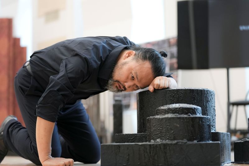 '라인의 황금'에 출연하는 성악가 사무엘 윤이 연습하고 있는 모습. 국립오페라단 제공