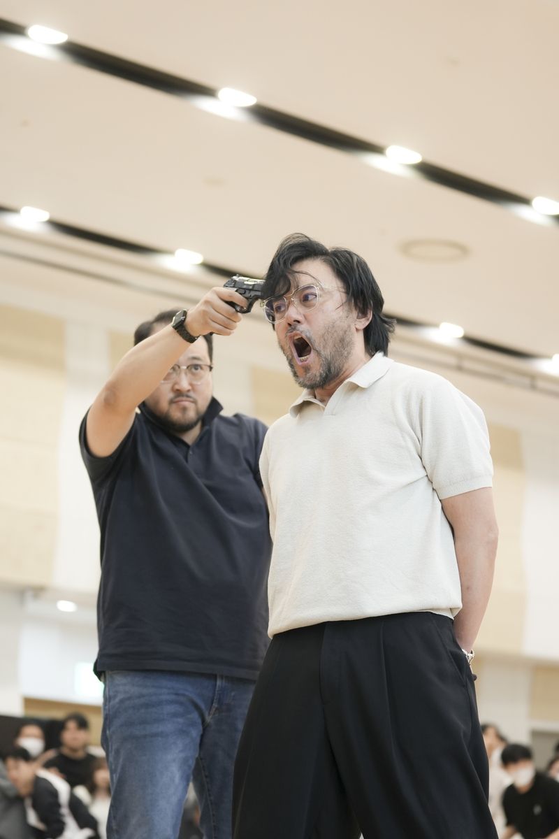 '라인의 황금'에 출연하는 성악가 양준모(오른쪽)가 연습하고 있는 모습. 국립오페라단 제공