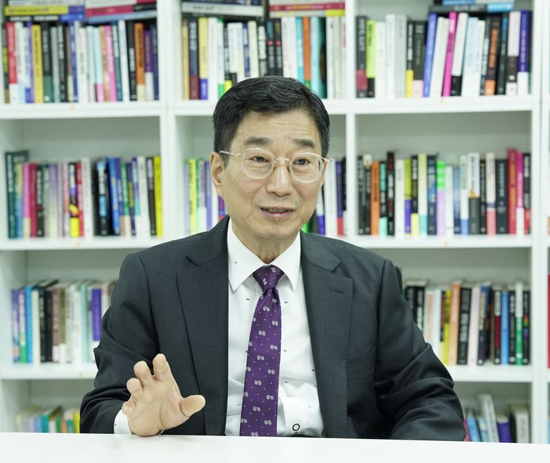 차두현 아산정책연구원 부원장이 28일 서울 서초구 파이낸셜뉴스 사옥에서 노동일 주필과 대담을 하고 있다. 사진=서동일 기자