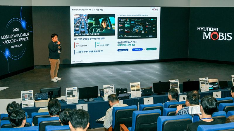 지난 23일 '2026 모빌리티 애플리케이션 해커톤' 대회 결선에 오른 참가자가 앱 개발 배경을 설명하고 있다. 현대모비스 제공