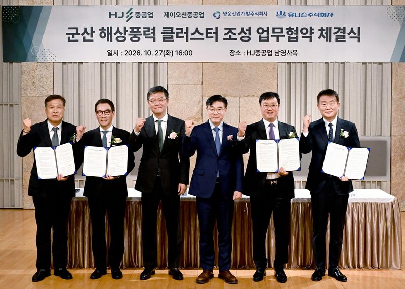 지난 27일 HJ중공업 사옥에서 열린 업무협약식에서 제이오션중공업 하화정 대표(왼쪽부터), HJ중공업 유상철 대표, 차정훈 회장, 김재준 군산시장, 명운산업개발 김강학 회장, 유니슨 김병주 대표가 기념촬영을 하고 있다. HJ중공업 제공