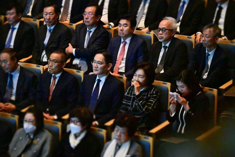 이재용 삼성전자 회장이 홍라희 전 삼성미술관 리움 관장, 이서현 삼성복지재단 이사장과 함께 지난 2023년 10월 19일 경기 용인시 삼성전자 인재개발원 콘서트홀에서 열린 '이건희 선대회장 3주기 추모 음악회'를 관람하고 있다. 사진=뉴시스