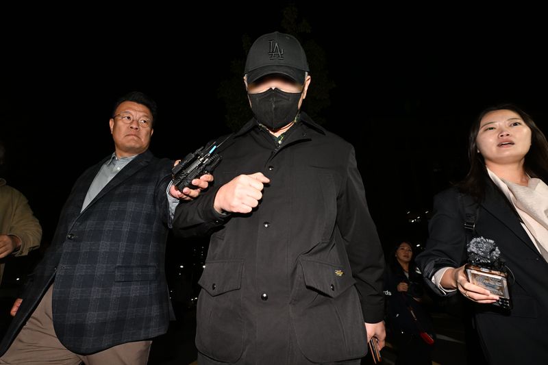 '여고생 살해범' 장윤기의 부친 장모 경감이 28일 오후 전남광주 동구 광주지법에서 증인 신문을 마친 뒤 법원을 빠져나가고 있다. /사진=뉴시스