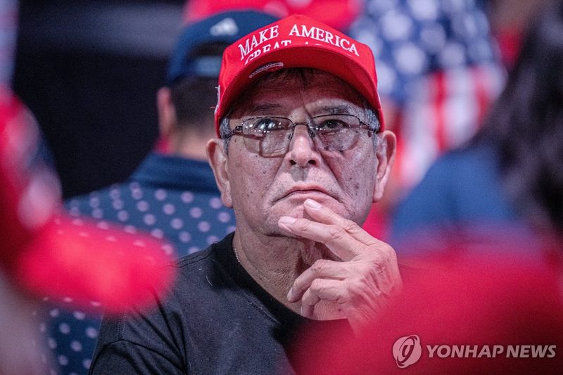 트럼프 연설 바라보는 공화당 지지자 (출처=연합뉴스)