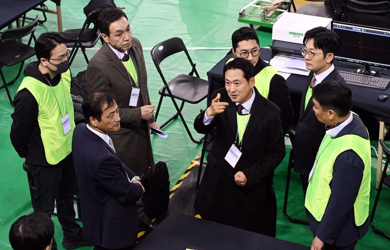 28일 6·3 지방선거 투표용지 공개검증이 열리는 서울 송파구 올림픽공원 핸드볼경기장에서 검증 참관인으로 참석한 장동혁 국민의힘 대표가 이태한 특별검사와 대화를 나누고 있다. 2026.10.28 ⓒ 뉴스1 사진공동취재단