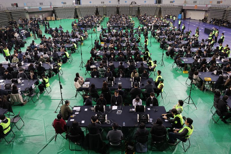 28일 서울 송파구 올림픽공원 핸드볼경기장에서 이태한 선거관리위원회 특별검사팀 관계자, 사무원, 참관단이 6·3 지방선거 투표용지 공개검증을 준비하고 있다. 2026.10.28 ⓒ 뉴스1 사진공동취재단