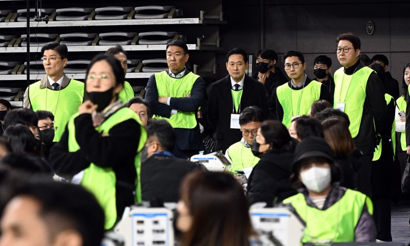 장동혁 국민의힘 대표를 비롯한 검증인단이 28일 오전 서울 송파구 올림픽공원 핸드볼경기장에서 열린 선거관리위원회 특검 투표용지 현장 검증을 참관하고 있다. 2026.10.28 ⓒ 뉴스1 사진공동취재단