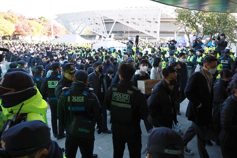 6·3 지방선거 투표용지 부족사태 등을 수사하는 이태한 특별검사팀과 검증단이 28일 서울 송파구 올림픽공원 핸드볼경기장으로 진입하고 있다. 2026.10.28 ⓒ 뉴스1 구윤성 기자
