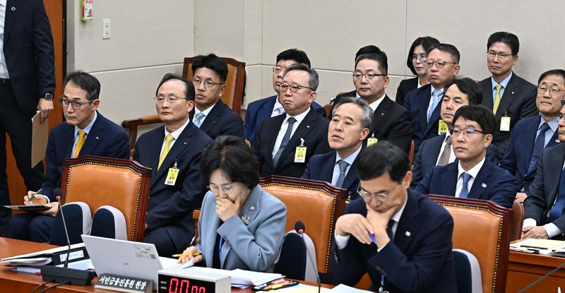 이환주 KB국민은행장과 정상혁 신한은행장, 이호성 하나은행장, 정진완 우리은행장, 강태영 NH농협은행장이 19일 서울 여의도 국회에서 열린 정무위원회의 금융감독원 등에 대한 국정감사에 자리하고 있다. (공동취재)2026.10.19 ⓒ 뉴스1 신웅수 기자