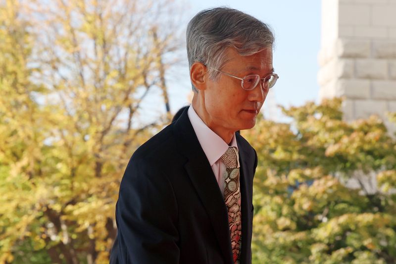 [서울=뉴시스] 조성우 기자 = 조희대 대법원장이 지난 27일 서울 서초구 대법원으로 출근하고 있다. 2026.10.27. xconfind@newsis.com