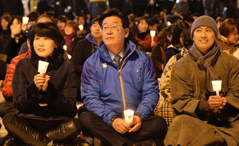 이재명 성남시장이 15일 오후 경기도 성남시 분당구 야탑역 광장에서 열린 박근혜 대통령 퇴진 성남시민대회에서 촛불을 들고 발언을 경청하고 있다 2016.11.15 ⓒ 뉴스1 이재명 기자