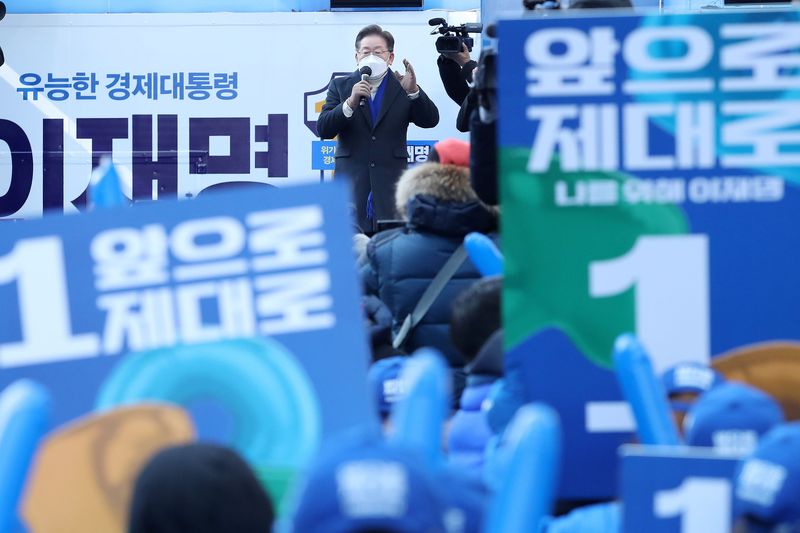 이재명 더불어민주당 대선 후보가 17일 오후 서울 청계광장에서 열린 ‘다시 광화문에서’ 광화문역 유세에 참석해 지지를 호소하고 있다. 2022.2.17 ⓒ 뉴스1 오대일 기자