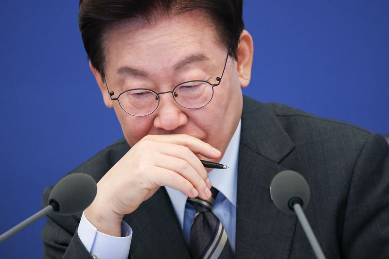 이재명 대통령이 27일 청와대에서 열린 국무회의에서 참석자들의 발언을 듣고 있다. (청와대통신사진기자단) 2026.10.27 ⓒ 뉴스1 이재명 기자