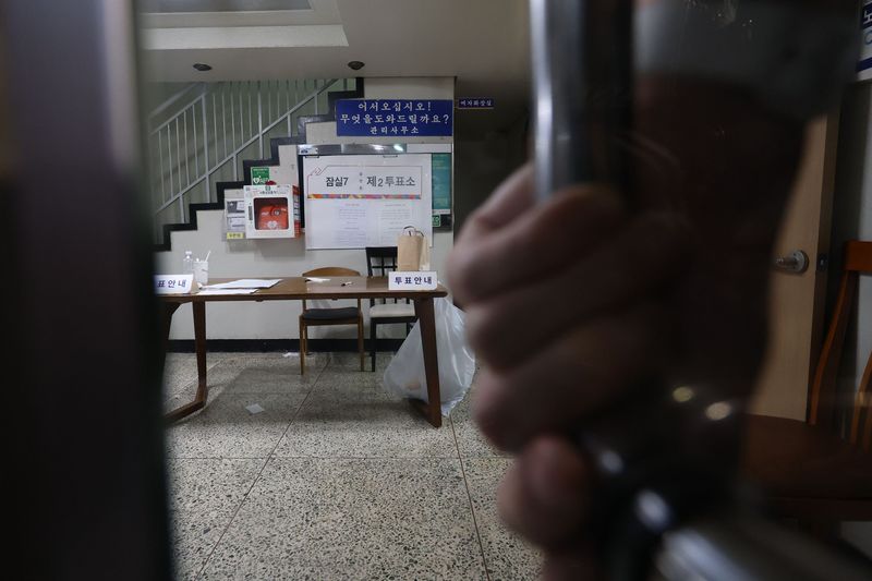 제9회 전국동시지방선거일인 3일 오후 투표용지 부족 사태로 투표 시간이 오후 10시까지 연장된 서울 송파구 잠실7동 제2투표소가 통제되고 있다. 2026.6.3 ⓒ 뉴스1 박지혜 기자