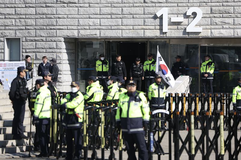 [서울=뉴시스] 김명년 기자 = 27일 서울 송파구 올림픽공원 핸드볼경기장에서 선관위 특검의 6·3 지방선거 당시 발생한 투표용지 부족 사태 등에 대한 압수수색이 진행되고 있다. 해당 경기장은 지방선거 당시 송파구 개표소로 사용됐다. 2026.10.27. kmn@newsis.com