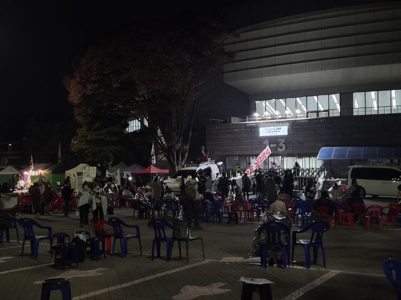 [서울=뉴시스] 조수원 기자 = 6·3 지방선거 투표용지 부족 사태를 수사하는 이태한 특별검사팀이 13시간에 걸친 서울 송파구 올림픽공원 핸드볼경기장 현장 검증을 마친 가운데 경기장 밖에서는 투표함 이송을 저지하려는 집회 참가자들이 야간 집회를 이어가고 있다. 사진은 29일 오전 2시30분께 올림픽공원 1-3 출입구 앞 모습. 2026.10.29. tide1@newsis.com *재판매 및 DB 금지 *재판매 및 DB 금지