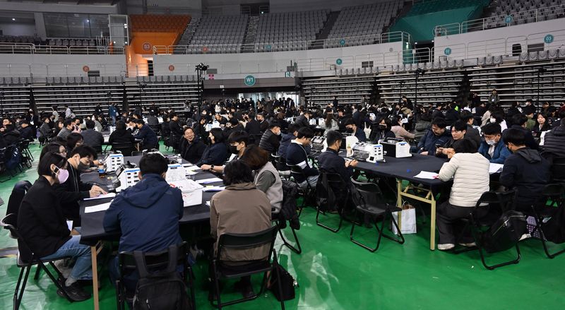 검증결과 이상 없는 투표지 올공서 반출…보안 창고로 이송