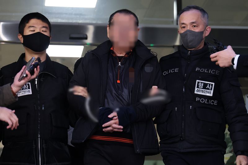 서울 강남구 역삼동 빌딩 두 곳에 불을 질러 26명을 다치게 한 피의자 이모씨가 29일 서울 수서경찰서에서 서울중앙지방공소청으로 구속 송치되며 취재진 질문에 답하고 있다. 연합뉴스