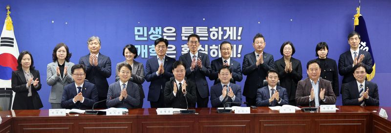 김정호 기후에너지환경노동위원회 위원장, 김영훈 고용노동부 장관 등 참석자들이 29일 서울 여의도 국회 의원회관에서 열린 고용노동부-기후에너지환경노동위원회 당정협의회에서 기념촬영을 하고 있다. 뉴시스