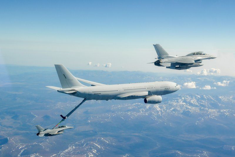대한민국 공군의 핵심 전략 자산이자 유럽 에어버스(Airbus)사의 대표적 다목적 공중급유수송기(A330 MRTT) 기종인 KC-330 '시그너스'가 알래스카 상공에서 주력 전투기인 KF-16 편대에게 고난도의 공중급유를 수행하고 있다. 방위사업청은 29일 대전에서 에어버스사와 국내 중소기업 간 글로벌 방산 공급망 진입을 촉진하기 위한 절충교역 사업설명회를 개최했다. 공군 제공