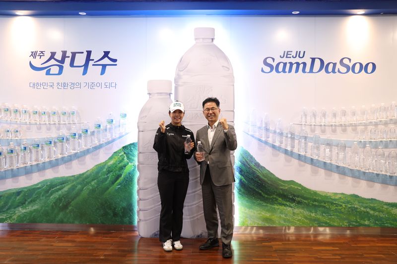 지난 8월 제13회 제주삼다수 마스터스에서 생애 첫 우승을 차지한 장은수 프로(왼쪽)가 제주삼다수 공장을 방문해 생산·품질관리 과정을 둘러본 뒤 김도영 제주개발공사 사장과 기념촬영을 하고 있다. 장은수는 KLPGA 정규투어 187번째 출전 만에 첫 우승을 기록했다. 사진=제주개발공사