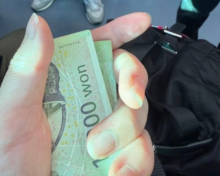 만삭의 임산부에게 한 할머니가 건넨 1만 원 지폐. 사진=스레드, 뉴시스