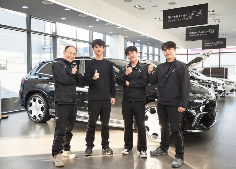 지난 27일 경기 용인 HS효성더클래스 벤츠 죽전 서비스센터 아우스빌둥 트레이너와 트레이니가 기념사진을 촬영하고 있다. HS효성더클래스 제공