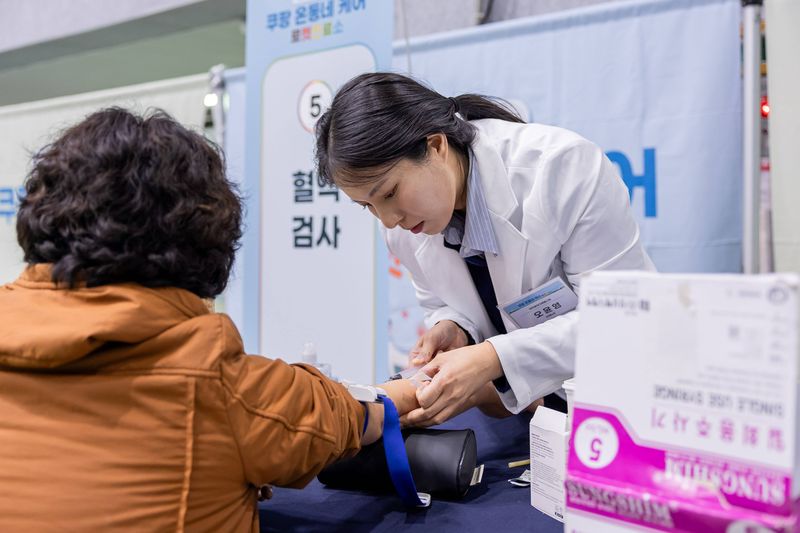 지난 28일 경기 연천군 전곡읍 행정복지센터에서 쿠팡이 마련한 무료 건강검진에 지역 주민들이 참여하고 있다. 쿠팡 제공