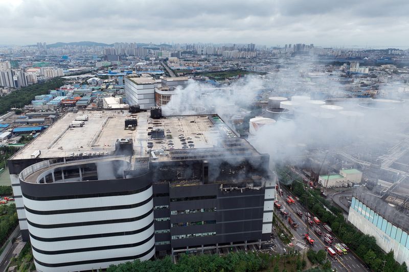 [인천=뉴시스] 고승민 기자 = 인천 서해구 석남동 쿠팡32물류센터 화재 사흘째인 20일 화재현장에서 여전히 연기가 솟아 오르고 있다. 2026.07.20. kkssmm99@newsis.com /사진=뉴시스