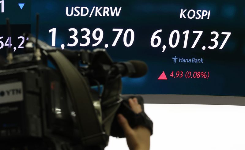 29일 오전 서울 중구 하나은행 딜링룸에서 딜러들이 업무를 하고 있다. 뉴시스