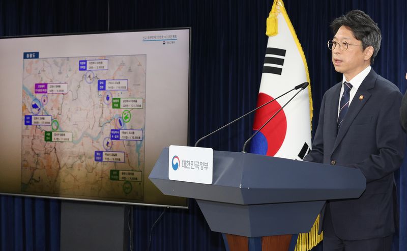 홍지선 국토교통부 장관이 29일 서울 종로구 정부서울청사에서 제2차 주택공급 정례브리핑을 하고 있다. 이날 공개한 수도권 신규 공공택지는 서울 강서와 경기 김포·남양주·하남 등 9곳, 총 10만 4000가구 규모다. 뉴스1화상.
