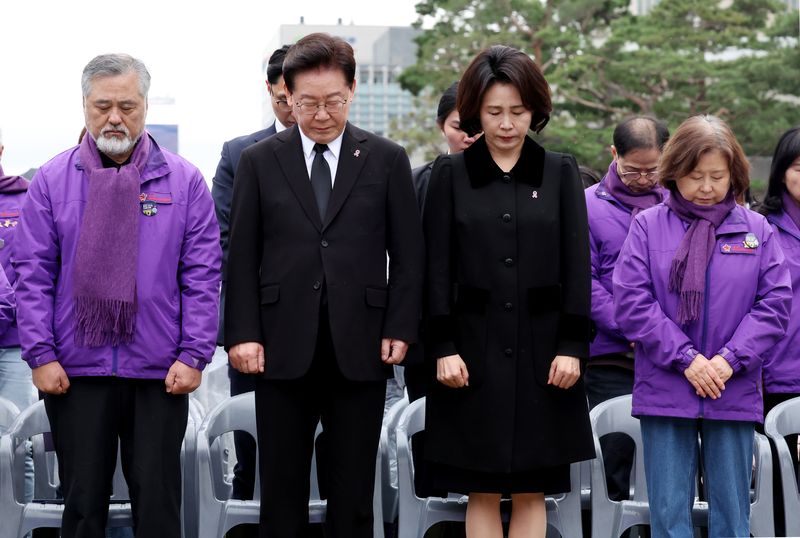 이재명 대통령과 김혜경 여사가 29일 서울 종로구 광화문 광장에서 열린 10·29 이태원 참사 4주기 기억식에서 묵념을 하고 있다. 뉴시스